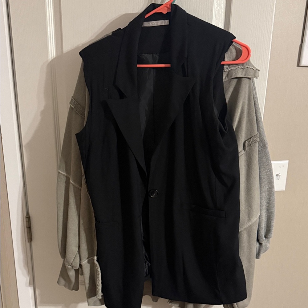 Black Sleeveless Women's Jacket buckle